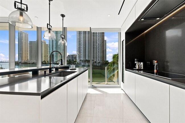 Building Photo - 300 Biscayne Blvd Way