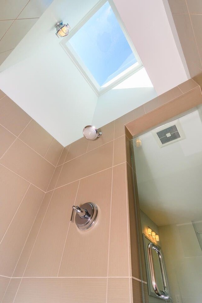 Building Photo - Downtown Top-Floor Loft