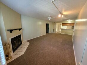 Building Photo - 2 Bedroom Condo Near Chicks Beach!