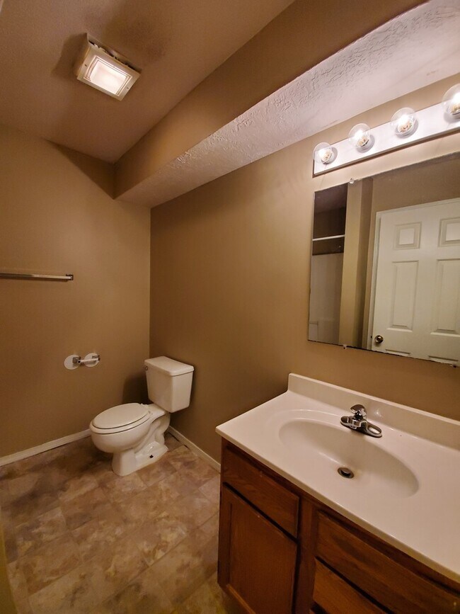 Building Photo - 4 Bedroom Available in July