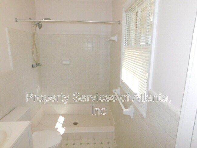 Building Photo - 879 Forest Ridge Dr SE