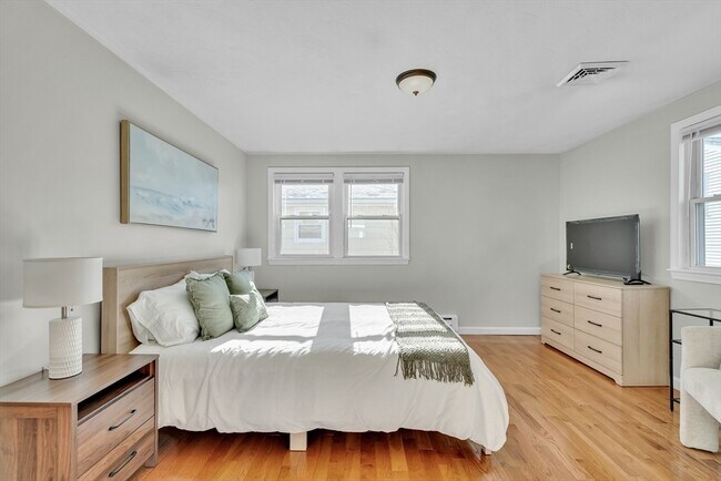 Building Photo - 74-76-76 Dunboy St