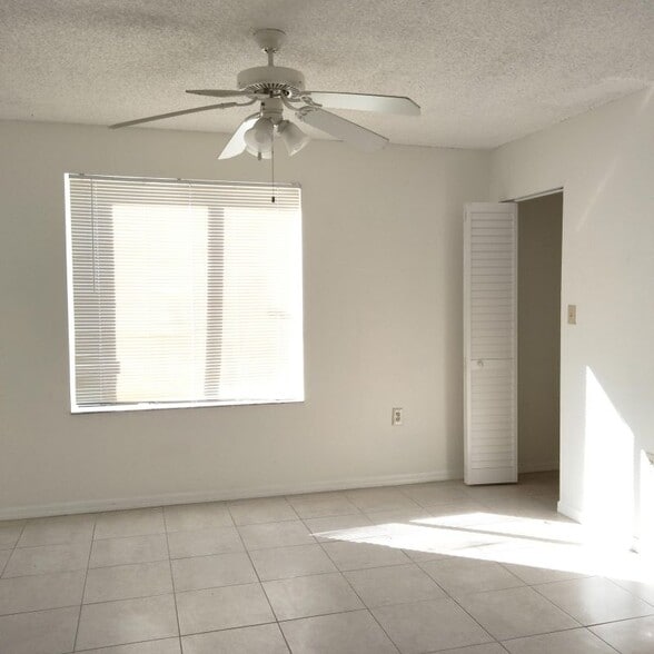 Building Photo - 17101 Glenmoor Dr