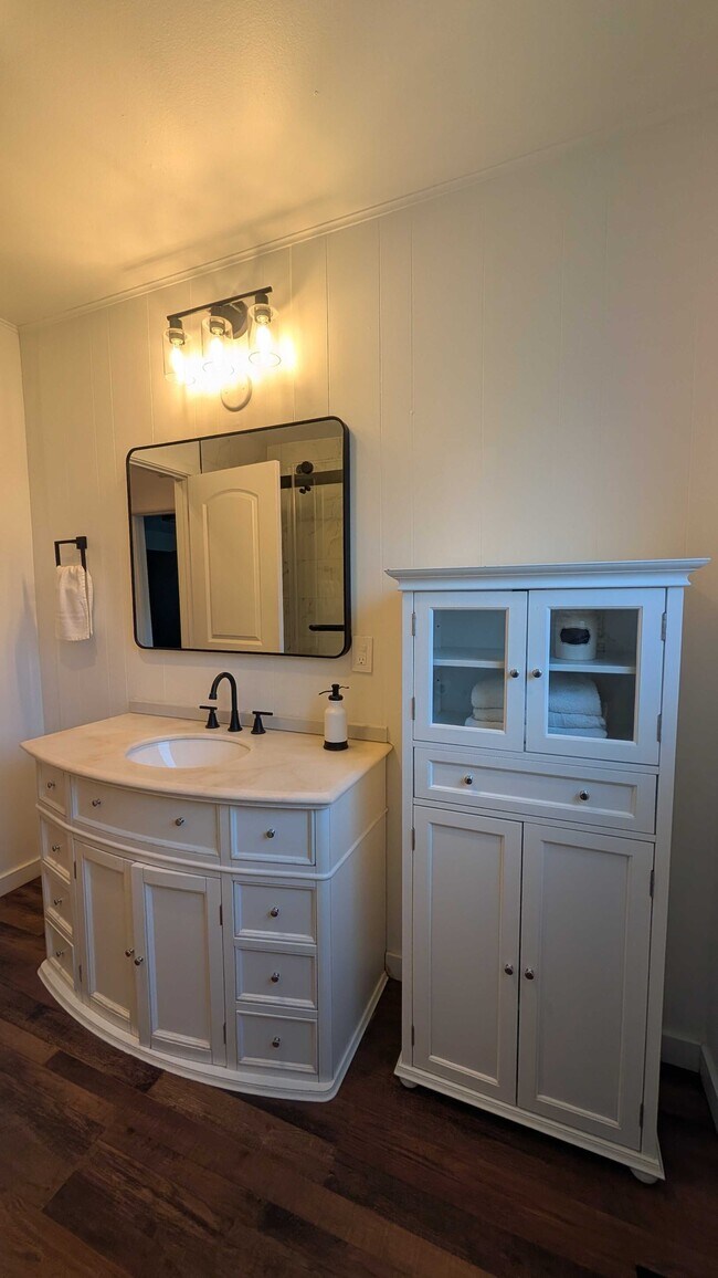 Building Photo - 405 N Cloverdale Blvd