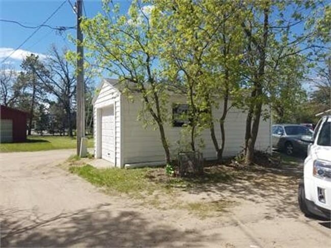 Building Photo - 3 Bedroom House