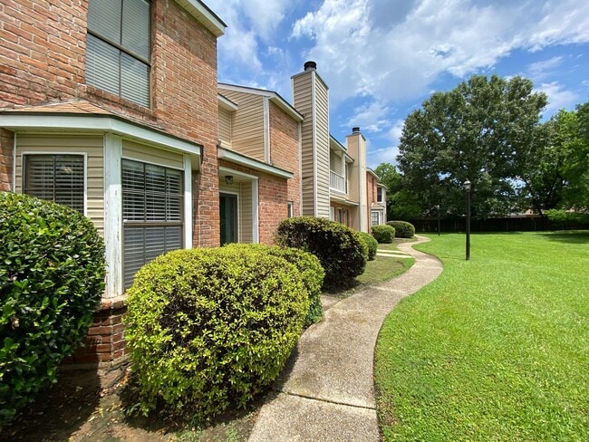Building Photo - 2 Bedroom Townhouse Located on Siegen Lane...