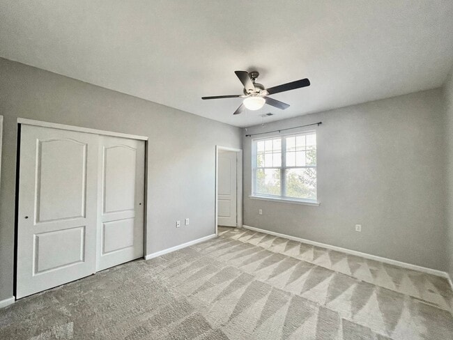 Building Photo - 2 Bedroom Condo w/Open Floor-Plan & Stainless Steel Appliances! Some Utilities Included!