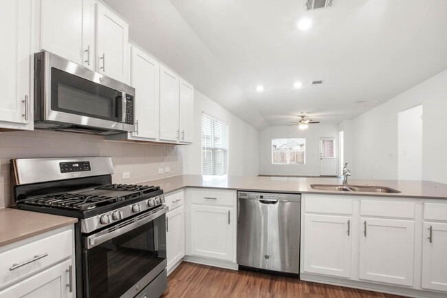 Building Photo - Spacious 3/2 in Kyle with oversized garage