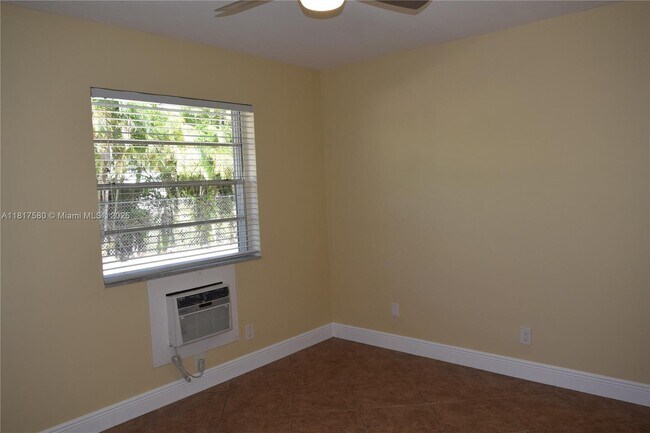 Building Photo - 2915 Plunkett St