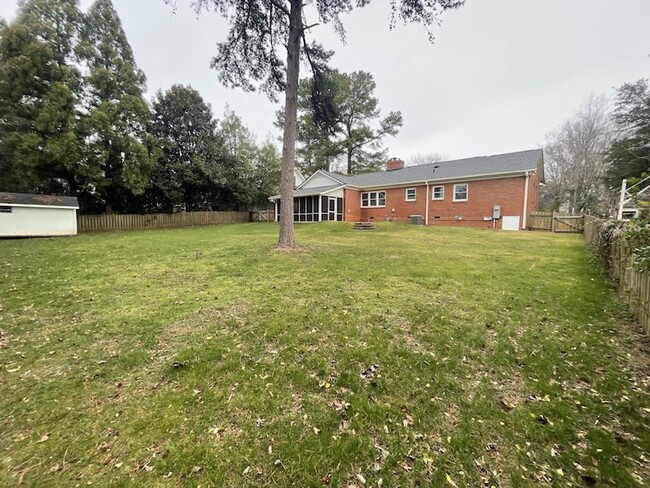 Building Photo - 717 Glen Eden Dr