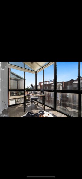 Floor to ceiling windows in sunroom - 1045 N Utah St