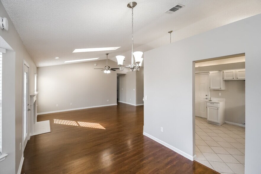 Building Photo - 8442 Sugartree Dr