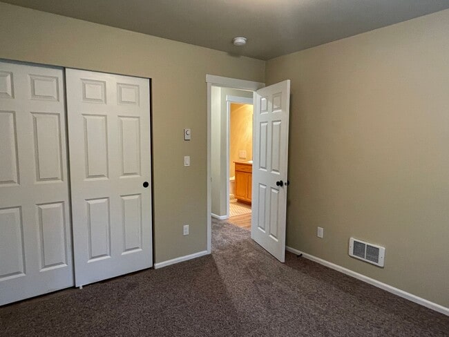 Building Photo - Newer Double Bluff Home In The Woods!