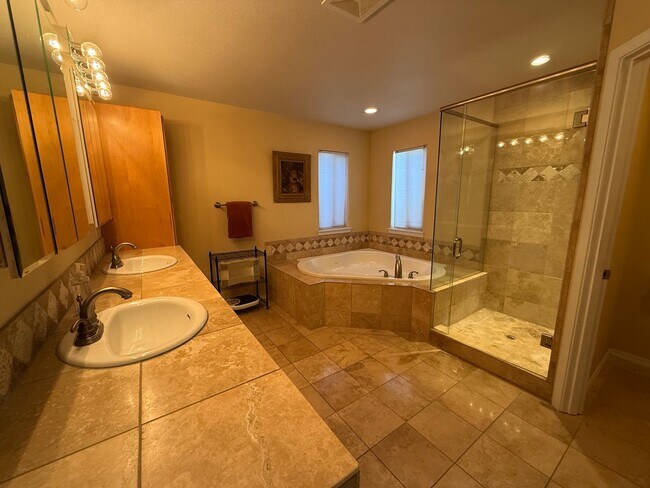 Building Photo - Spacious 4 Bed, 3 Bath Home - Terrango Glen