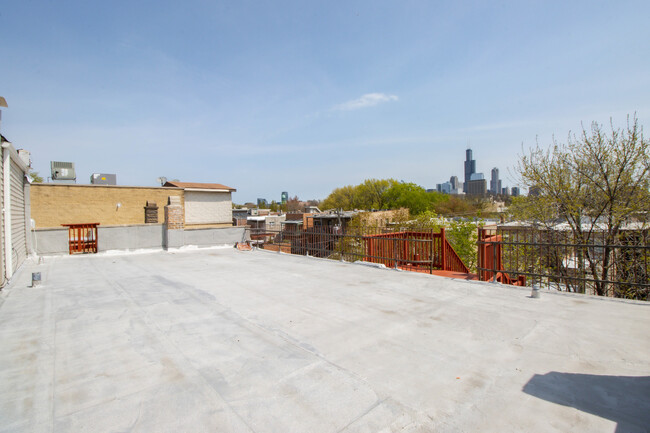Building Photo - 921 S Laflin St