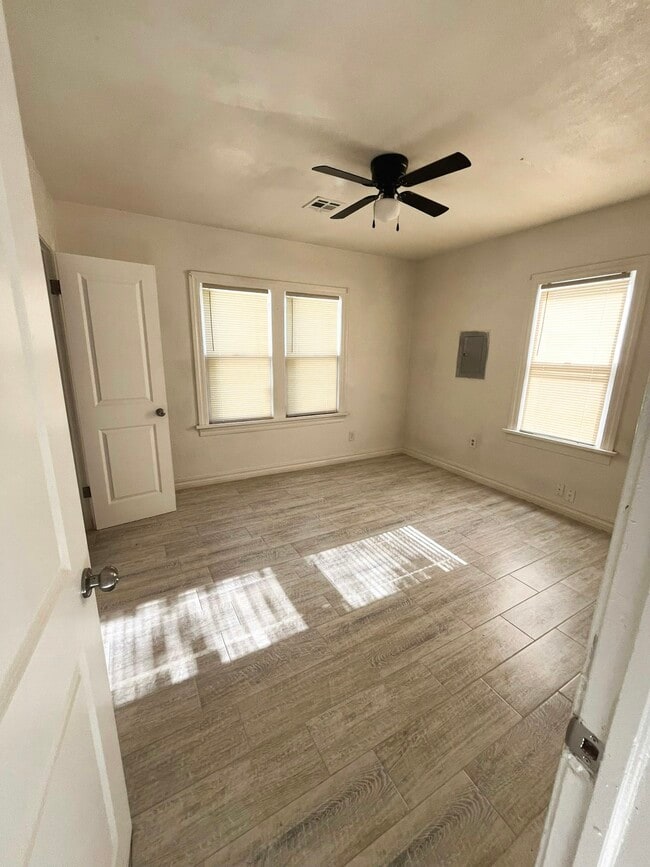 Building Photo - 2420 NE 25th St