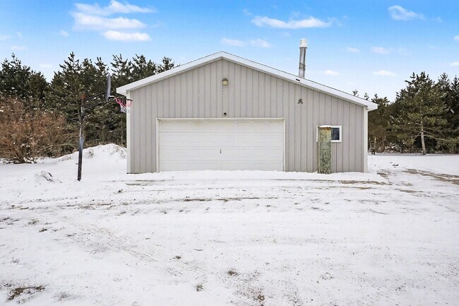 Building Photo - 9127 N Vickeryville Rd