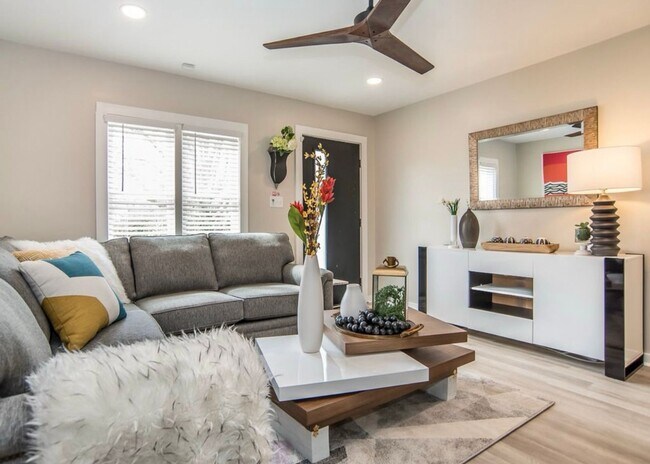 Building Photo - **OFFERING 1/2 OFF FIRST MONTH'S RENT FOR 9+ MONTH LEASE, REFUNDABLE APPLICATION FEES & $100 MOVE...