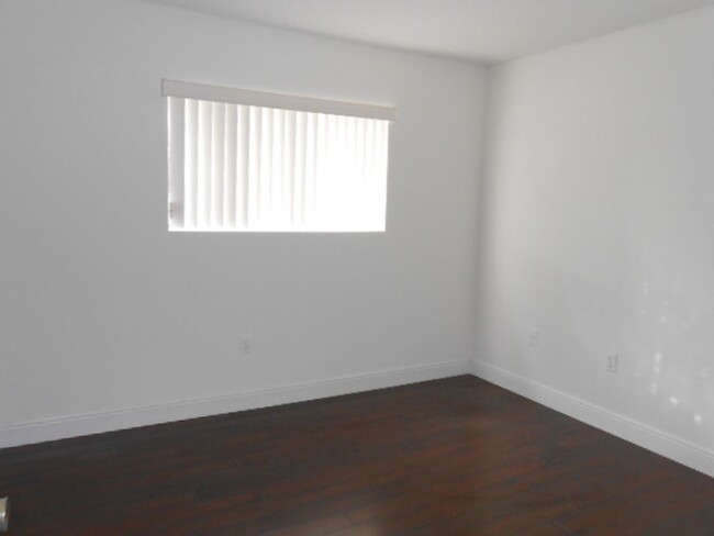 Building Photo - 2B/2B