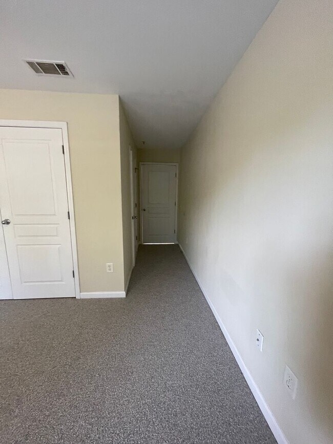 Building Photo - 15-1512 Dukes