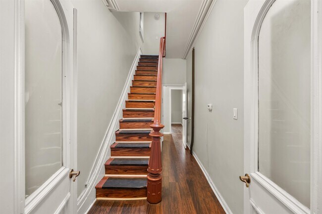 Building Photo - 37 Pearsall Ave