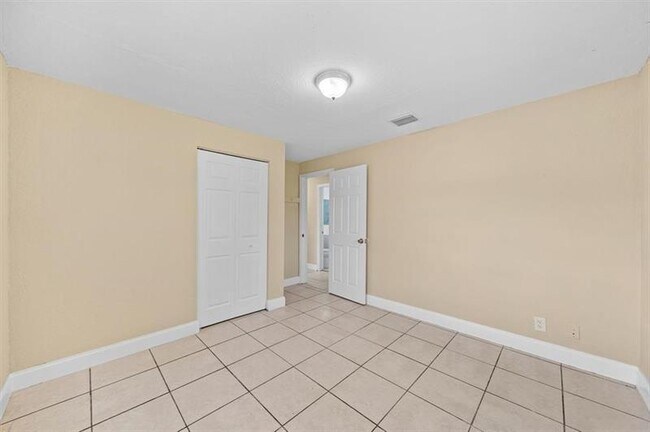 Building Photo - 1552 NW 15th Terrace