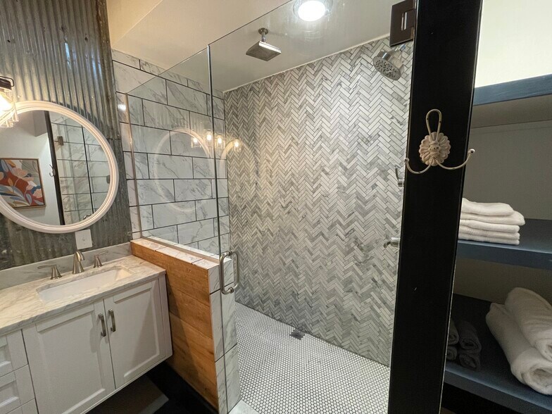 Building Photo - 719 S. Baker St.