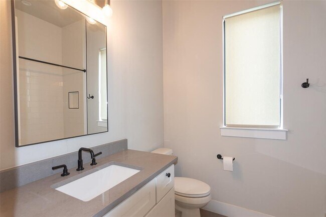 Building Photo - 2802 Lawrence Dr