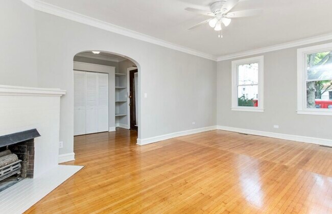 Building Photo - 910 Lake St