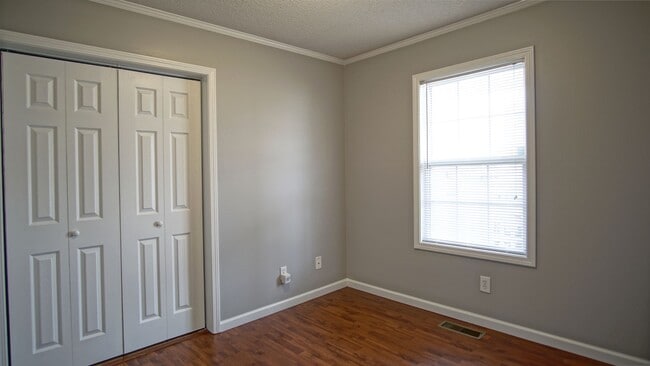 Building Photo - 3 Bed 2 Bath home with pool and lawncare included for $1850!!!