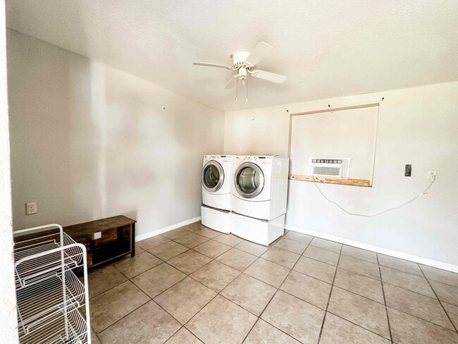 Building Photo - 1540 Lake Howard Dr