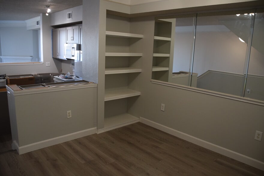 Building Photo - 1935 Piper St