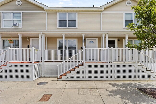 Building Photo - 131 N Vermont Ave