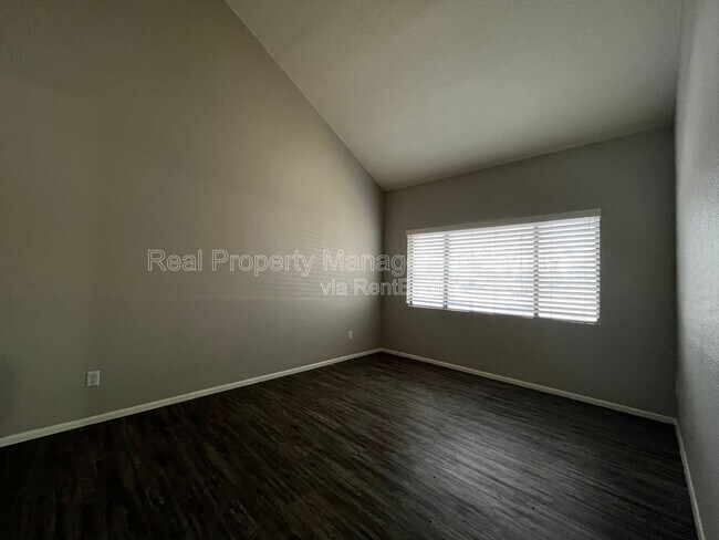 Building Photo - 2040 S Longmore