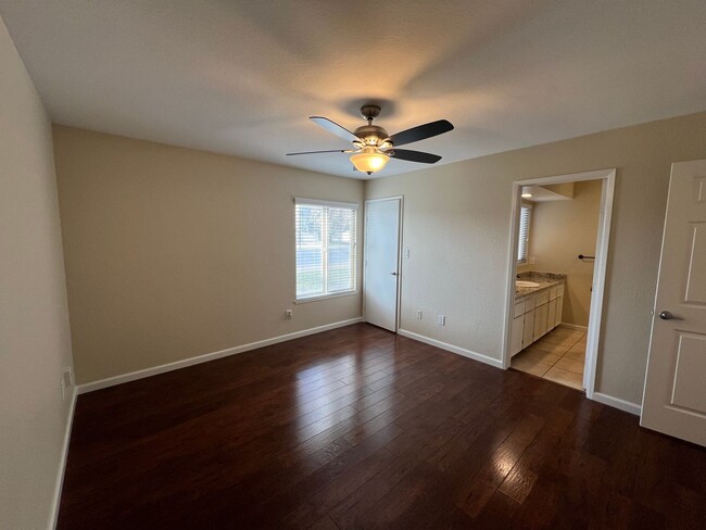 Building Photo - 2-bedroom single story condo located in de...