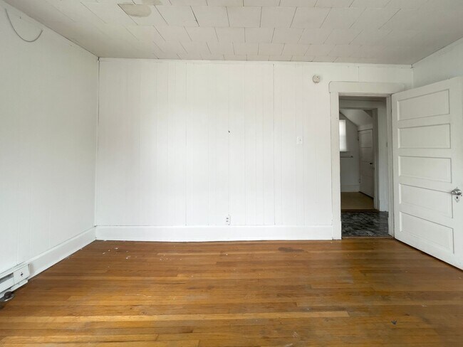 Building Photo - Space, Comfort & Location—Minutes from Ball State