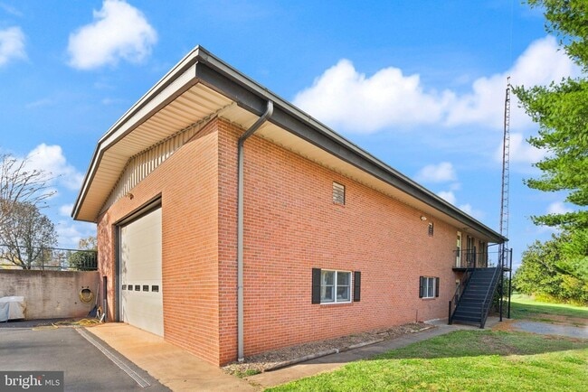 Building Photo - 318 Evergreen Mills Rd