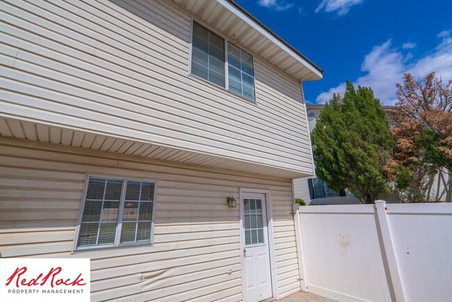 Building Photo - 2 Bedroom Townhome Available