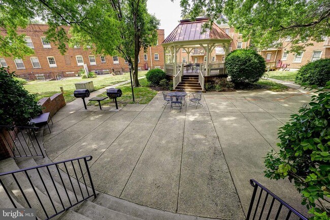 Building Photo - 1403 E Abingdon Dr
