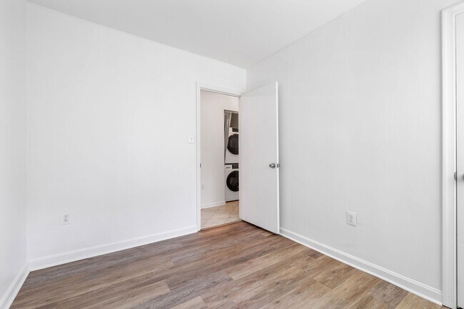 Building Photo - 6910 Victoria Dr