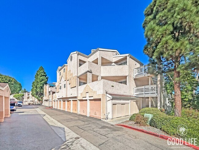 Building Photo - Stunning 2BD/2BA W/ Updated Kitchen and Re...