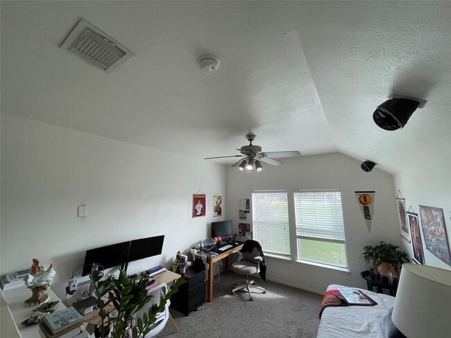 Building Photo - 718 Redwing Park Dr