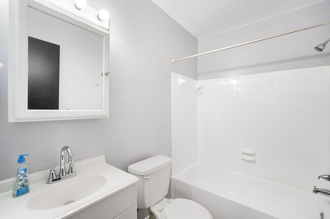 Building Photo - Affordable 3/2 in the Heart of Town And Co...