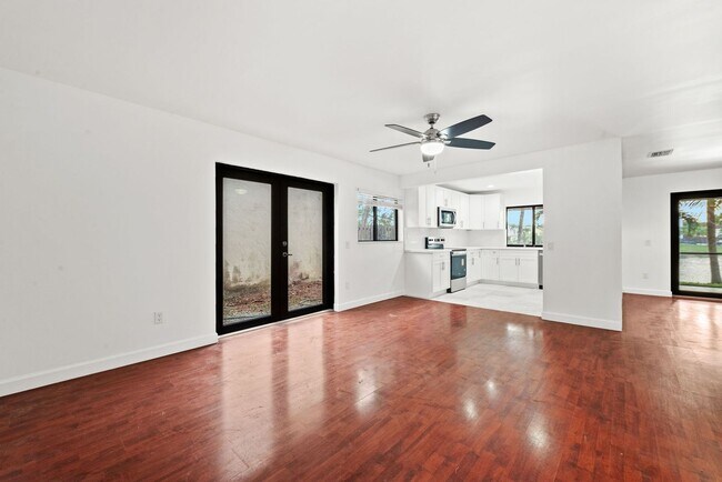 Building Photo - Stunning 4 Bed + Den | 3 Bath Waterfront Home – Miami, FL 33175