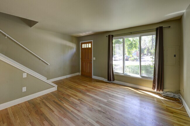 Building Photo - Updated 3 Bed 2.5 Bath North Boulder Townhome!