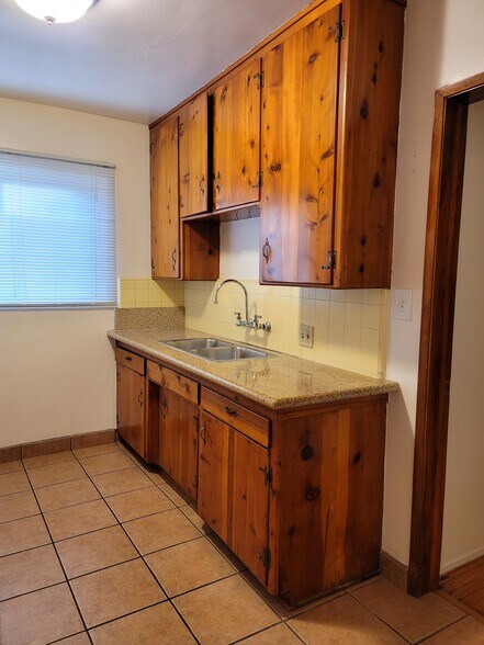 Building Photo - 2360 Walgrove Ave