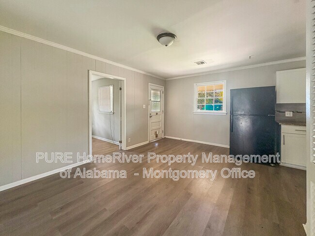 Building Photo - 1701 Longmeadow Dr