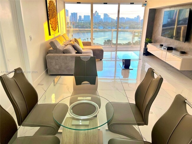 Building Photo - 3701 N Country Club Dr