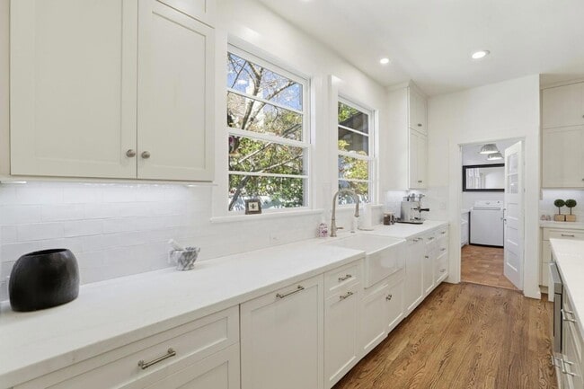 Building Photo - 566 E Crescent Dr