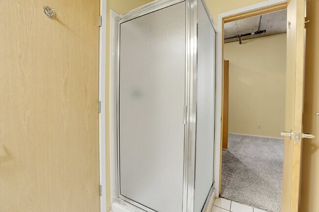 Building Photo - $2,350 - Urban 2 bed 2 bath Condo in Golde...